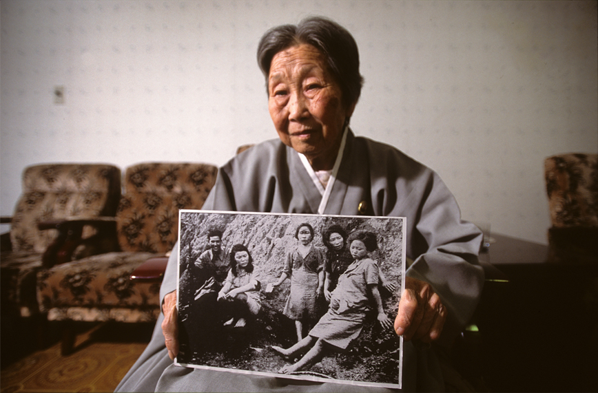 1944년 9월 연합군이 중국 윈난성 송산 위안소에서 살아남은 위안부들을 찍은 사진을 들고 있는 박영심 할머니